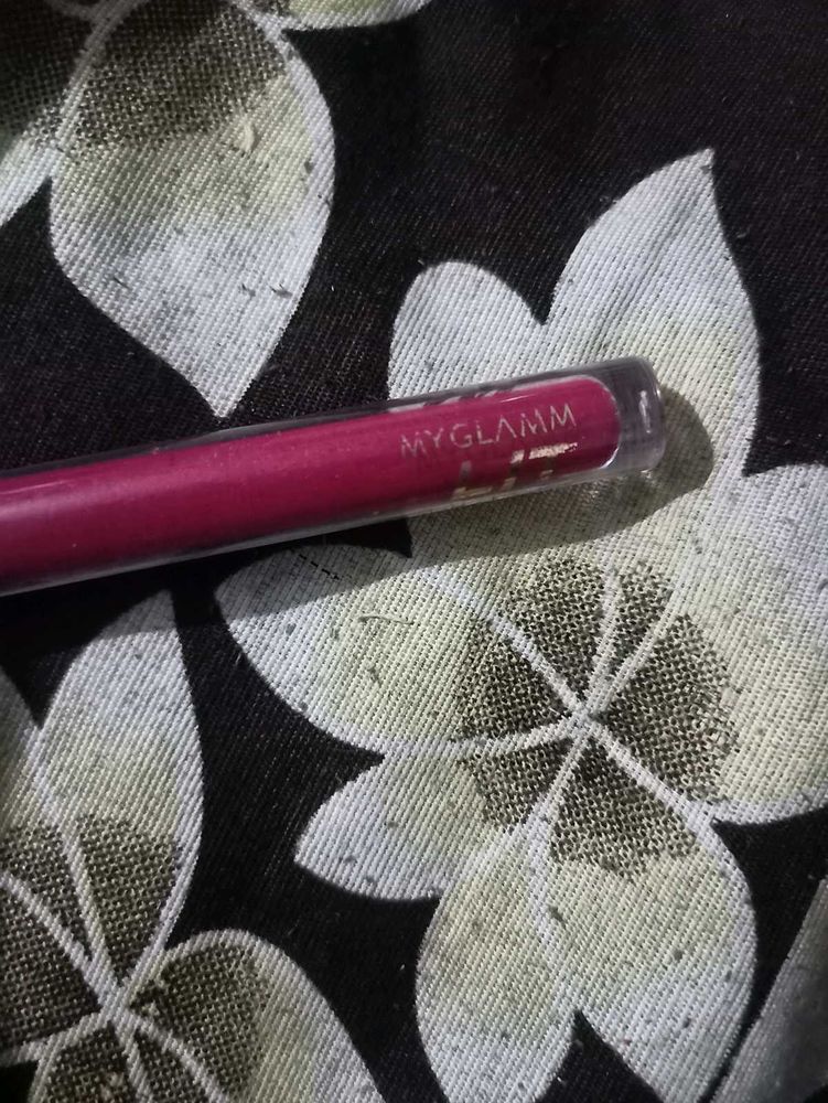 MyGlamm Berry Kiss Lipstick