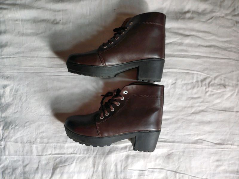 ZAPATOZ Women Brown Solid Heeled Boots