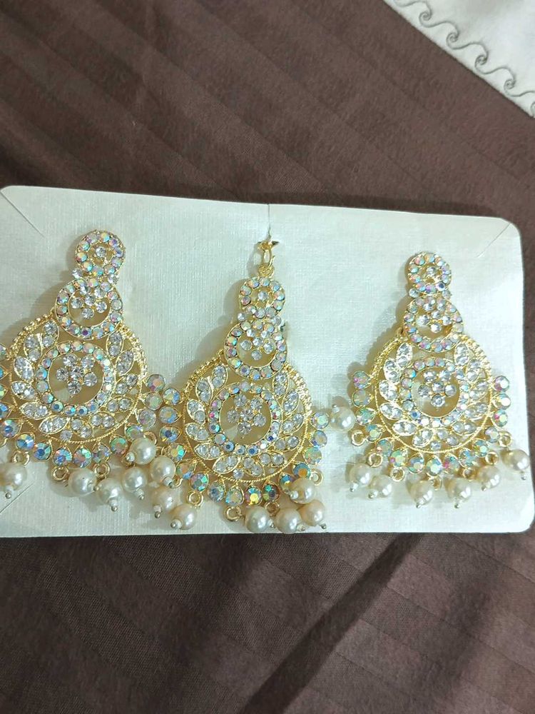 Earings+ Tika