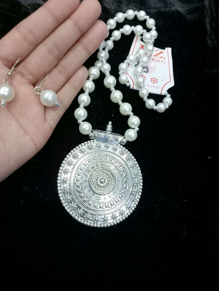 Beautiful white Pearl  necklace with pendant