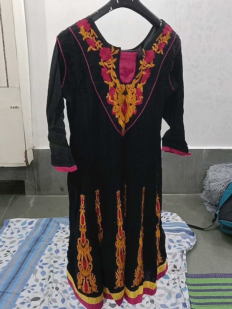 Elegant Black Embroidered Kurta