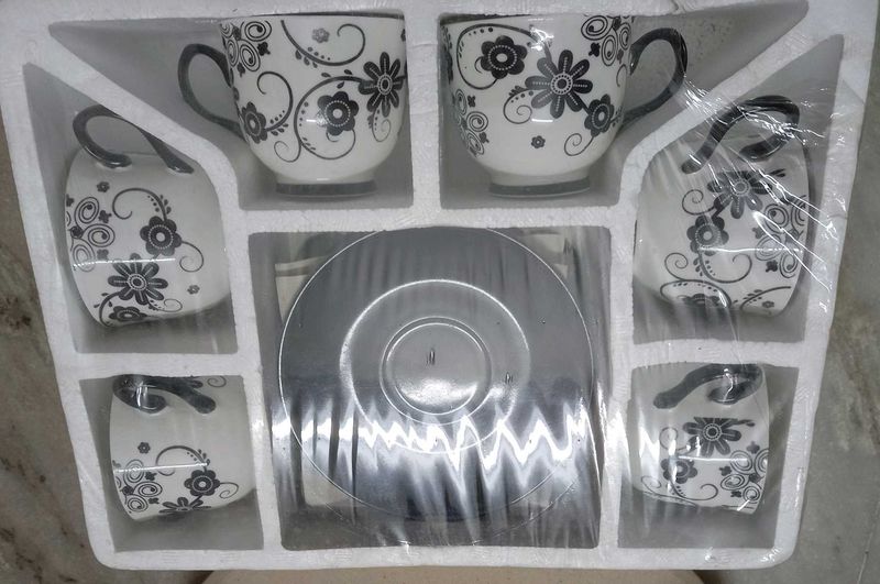 Combination Of Black &amp; White Cup And Saucer Set