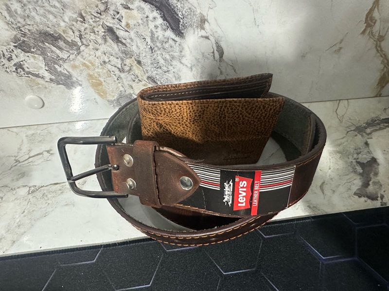 Levi&#39;s Leather Belt &amp; Wallet Set