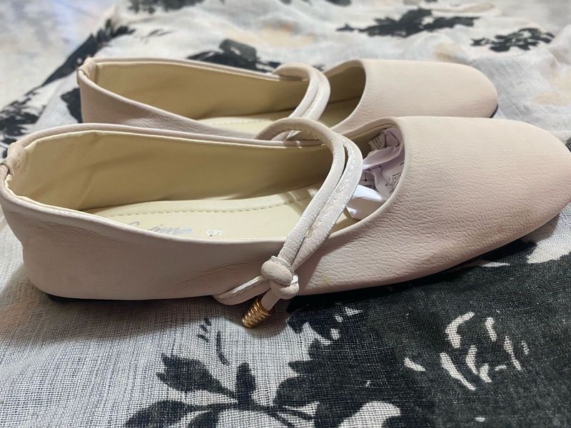 NWT Girls Cream Ballet Flats