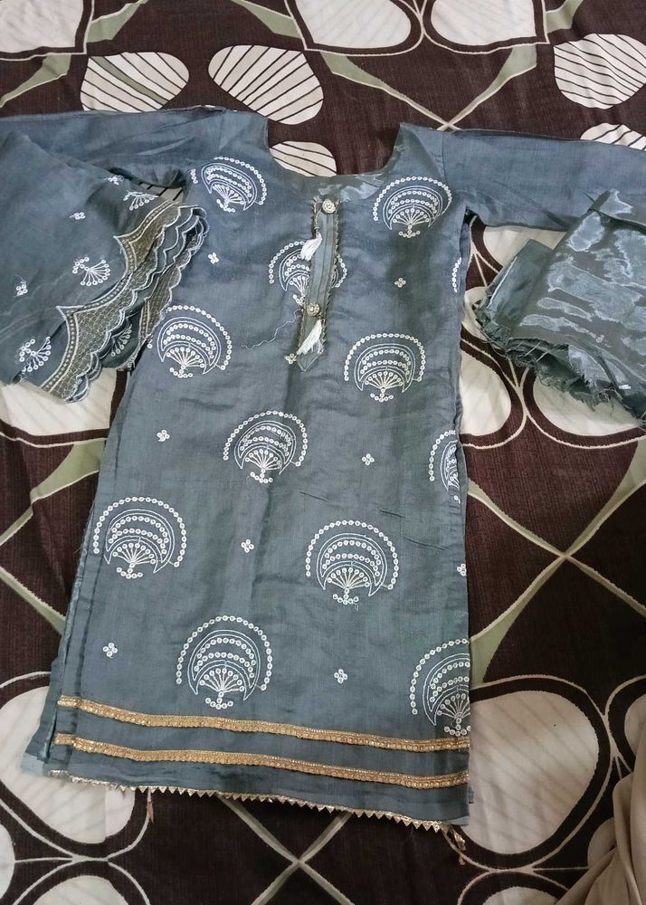 A Party Wear Kurta Set With Pants nd Dupatta