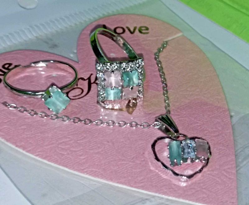 Very Beautiful 1 Pendal♥️ Shape 2 , Ring