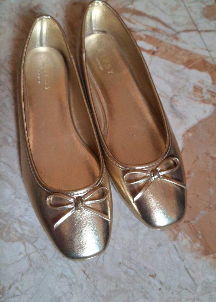 Elegant Gold Ballet Flats - New