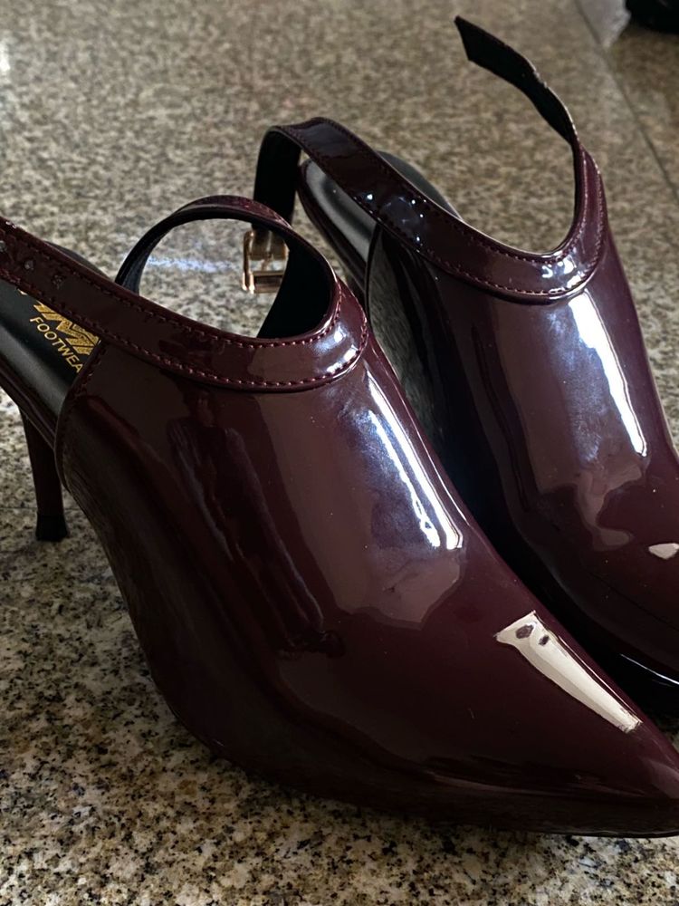 Winter/fall  perfect Burgundy Heels(unused)