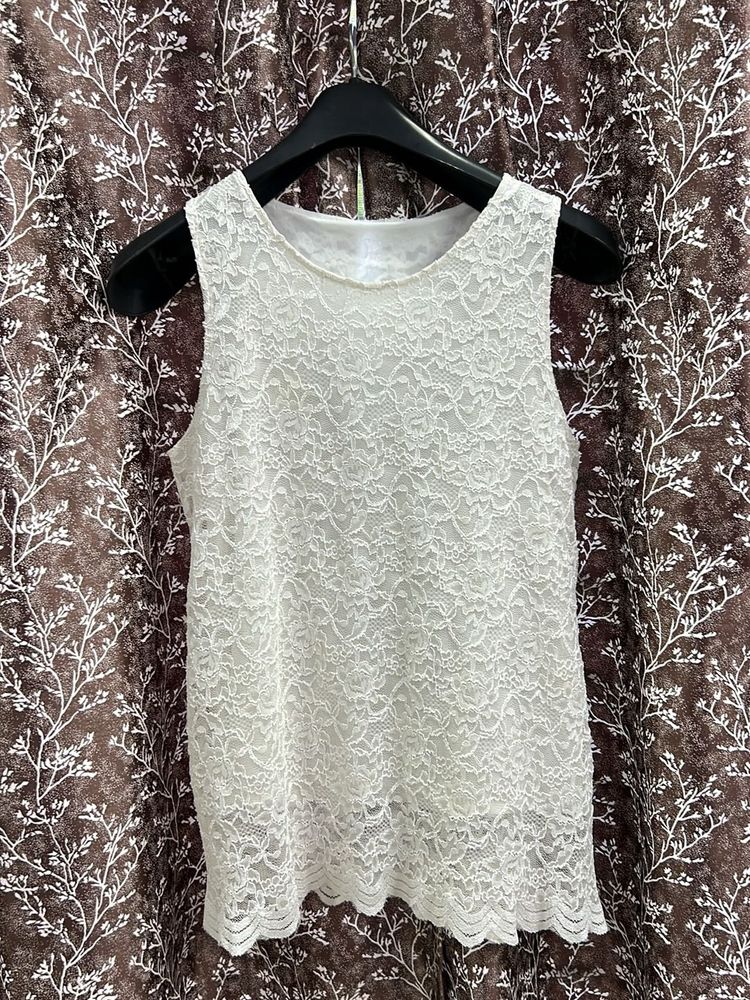 Sleevless White A line top.