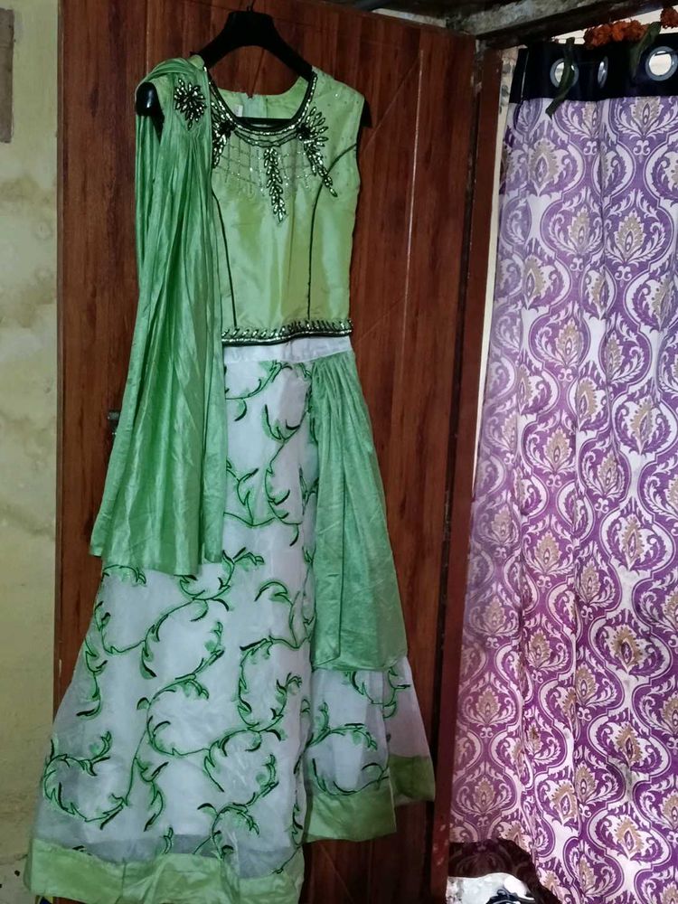 crop top with attached chunni