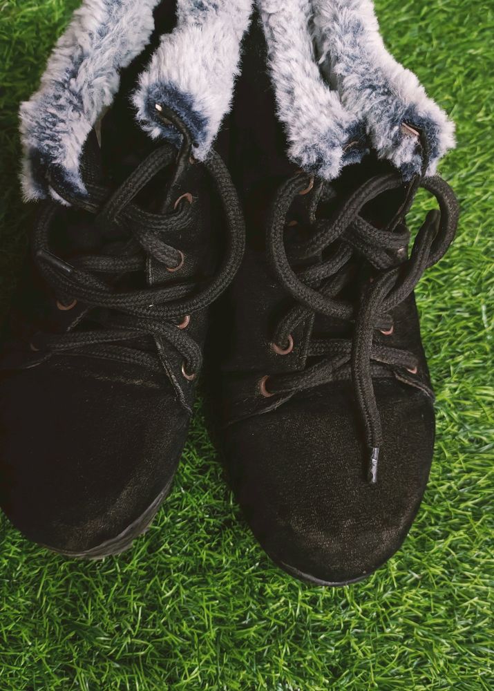 Fur Boats In Black Colour.size:- 5 No . hills Size :3-4 Mm. Comfortable. Washable.