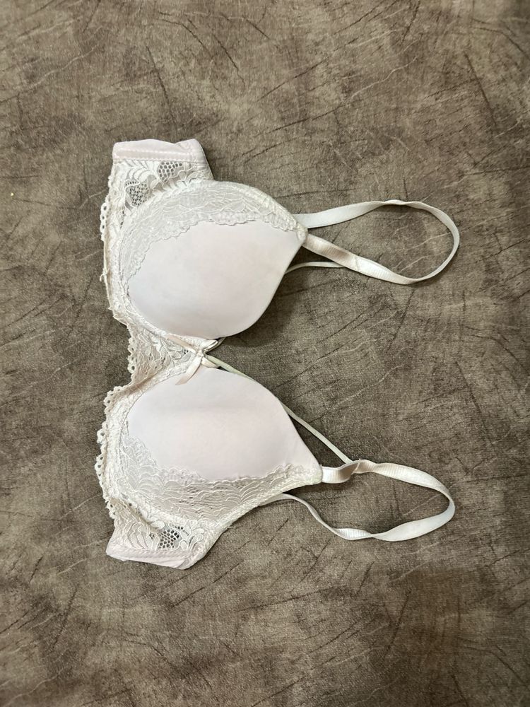 Light peach bra with lace details [used]