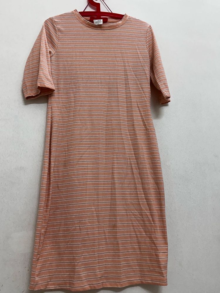 casual, short-sleeved, knee-length dress
