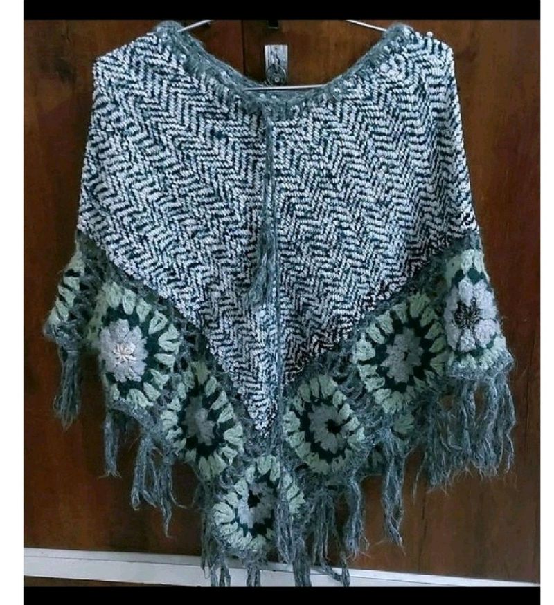 Very attractive woollen pouchu