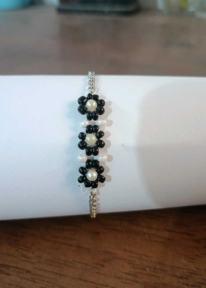 Beaded Bracelet 🖤🤍