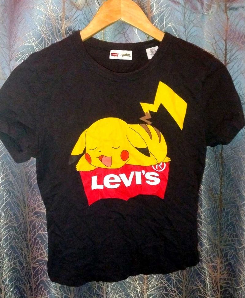 Levi&#39;s x Pokemon Pikachu Graphic CROP TOP