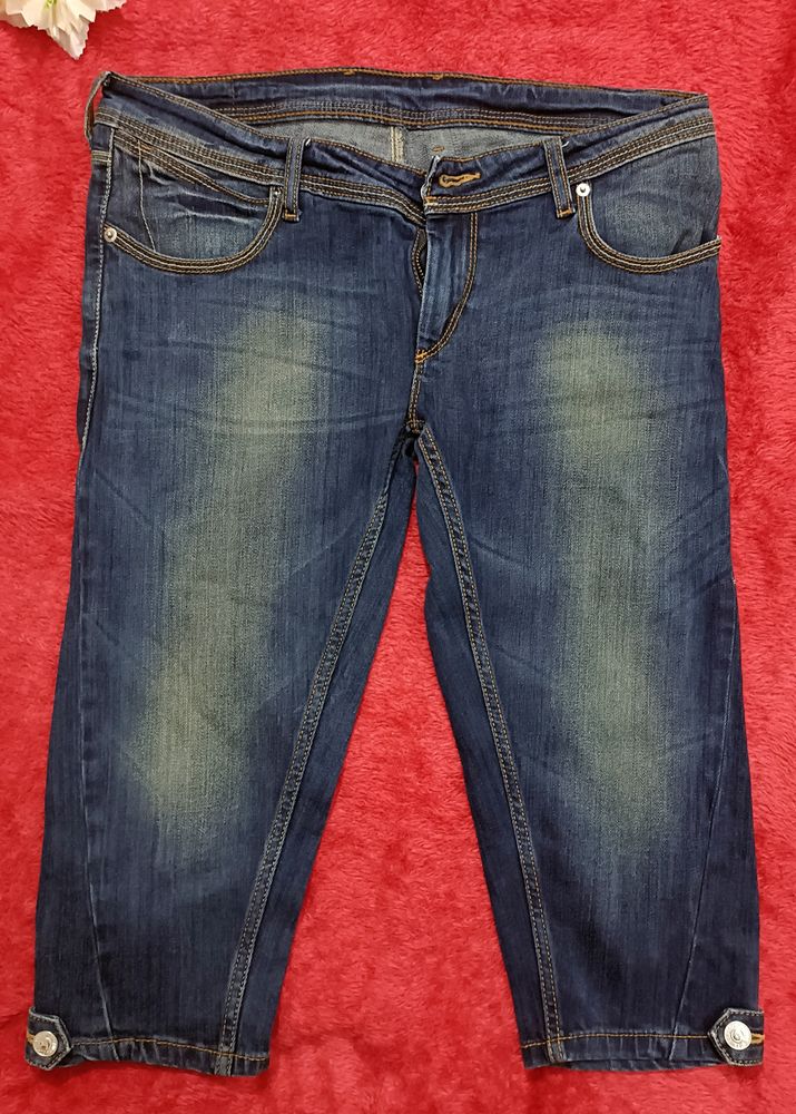 Levi&#39;s Navy Blue Capri