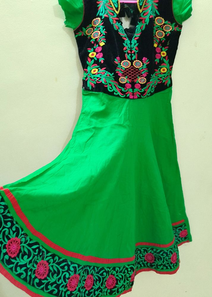 💚New Floral Embroidered Gown...