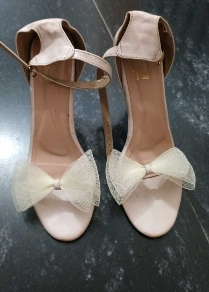 Elegant Heels with Bow Detail..size 40