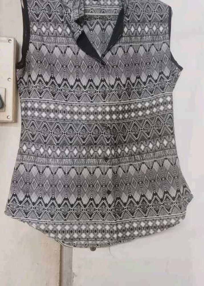 Geometric Print Sleeveless Top